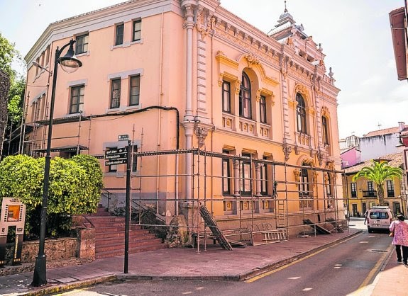 Arreglo del tejado del Casino de Llanes