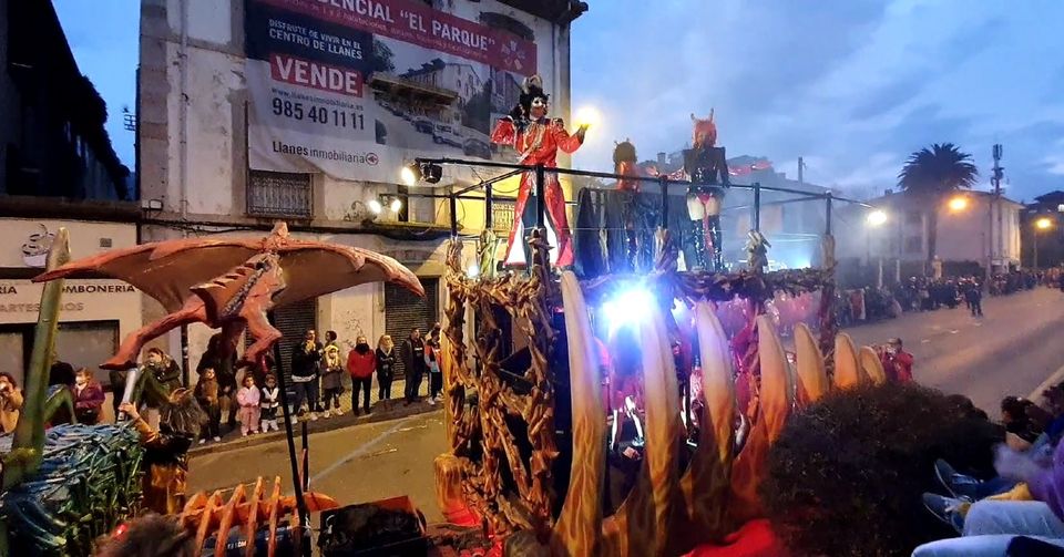 Llanes abre el calendario de Antroxu con un desfile que inunda las calles de música y diversión….