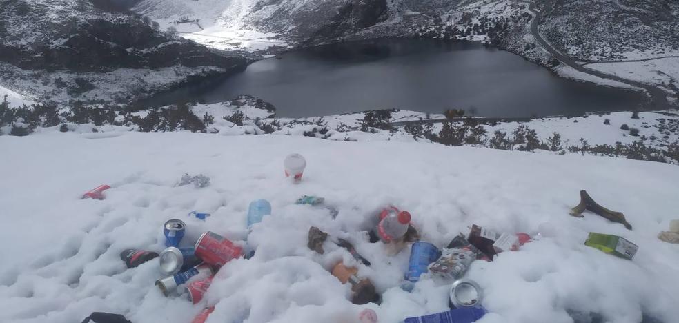 Aparece basura tirada entre la nieve en los Lagos de Covadonga