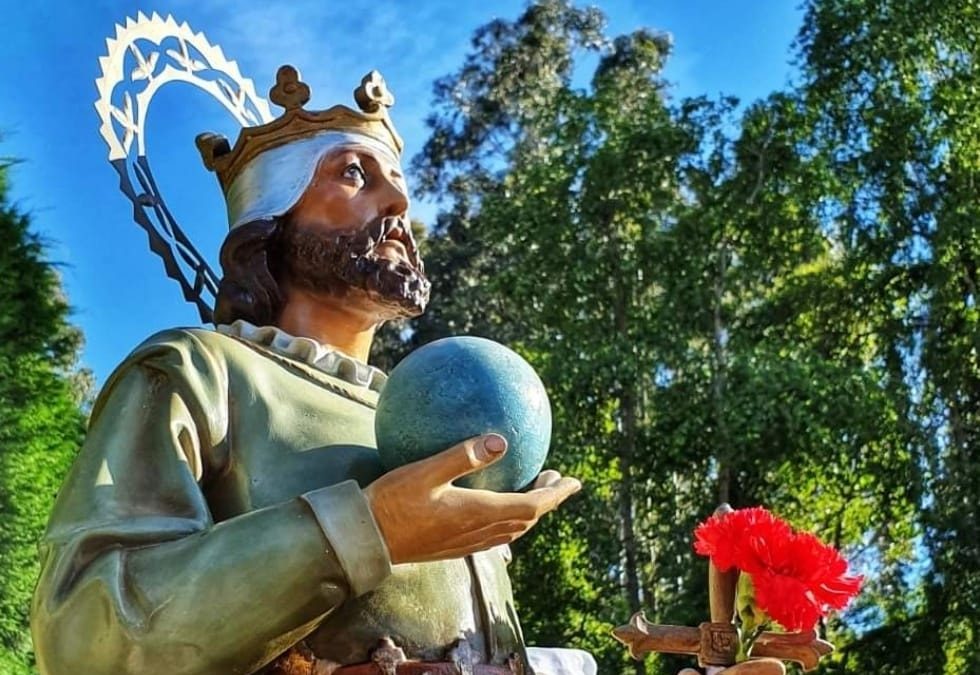 Cue celebra hoy San Fernando, una fiesta arraigada en la tradición, con el enrame de la fuente, los …