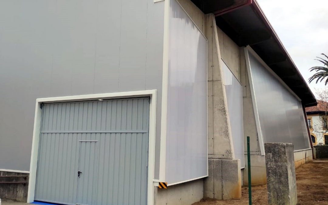 Mejorando las instalaciones deportivas. Nueva estrenará polideportivo cerrado….