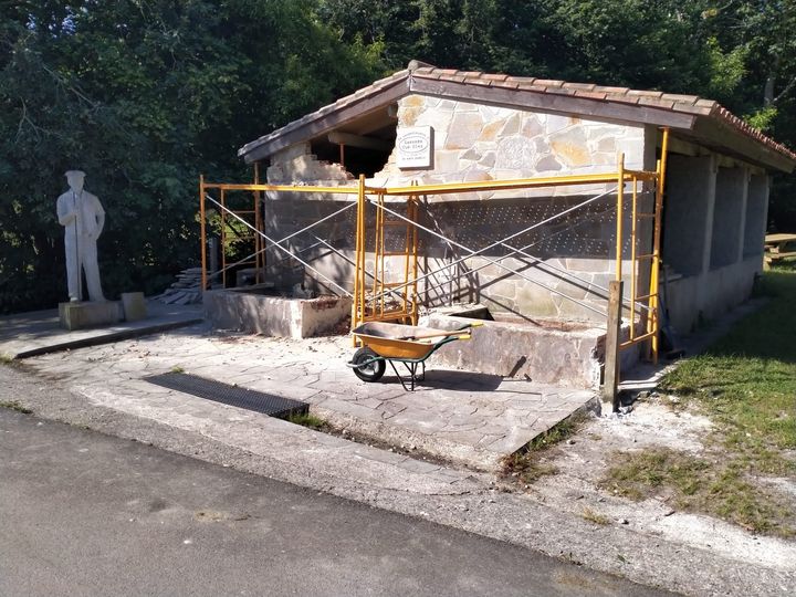 Dan comienzo las obras del lavadero de San Roque del Acebal por los operarios del  Plan de Empleo….