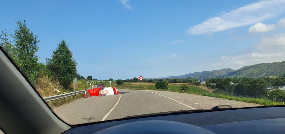 Años esperando a que el Principado de digne a arreglar el socavón de la carretera de Andrín….