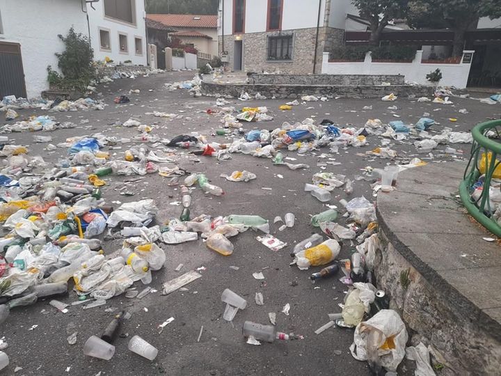 Así quedó la vía pública en uno de los pueblos de nuestro concejo tras una noche de fiesta este vera…