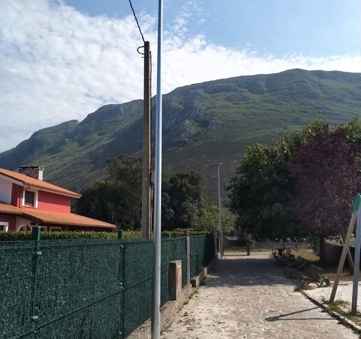 El parque infantil de Lledías ya tiene farolas nuevas. Nuestro compañero, Miguel Ángel Alonso no par…