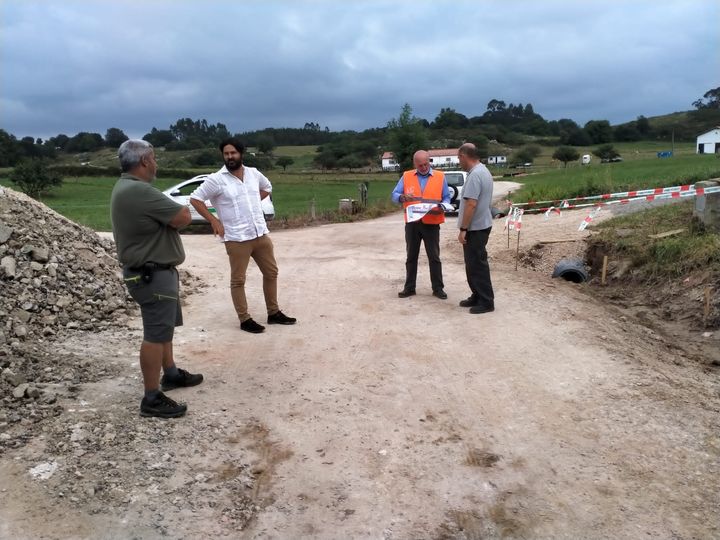 Más obras que mejorarán la vida de los vecinos. El Alcalde revisa el camino de Las Nieves a Porrúa….