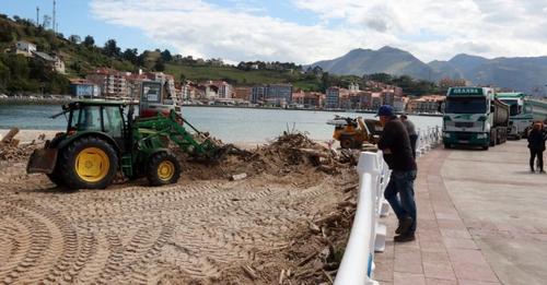 El coste de limpiar las playas: «Equivale a dos puestos de trabajo en el Ayuntamiento»