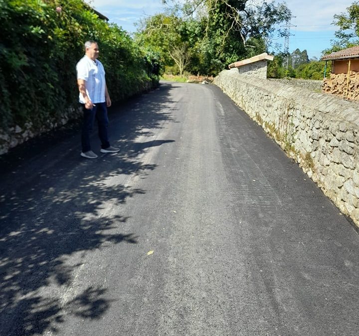 Visita del Concejal de Pueblos a la recta final de las obras del camino del Pozu la Mina, desde Selv…