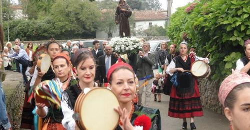 Cien aldeanas y cuatro ramos para San Francisco en Lledías