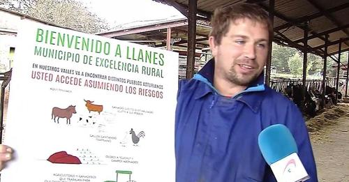 El cartel del pueblo de Llanes que avisa a los turistas de lo les espera en el campo