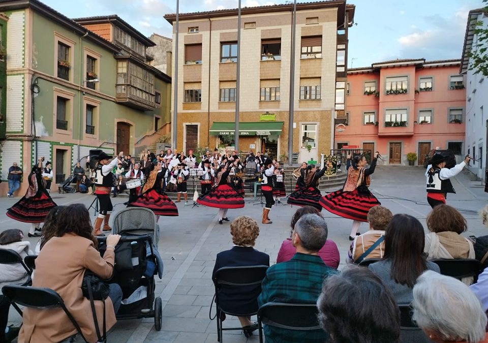 Muy animado y con mucho público el festival folclórico de Posada….