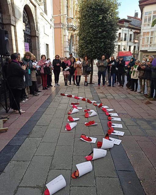 Un zapato rojo por cada mujer asesinada por la violencia machista….