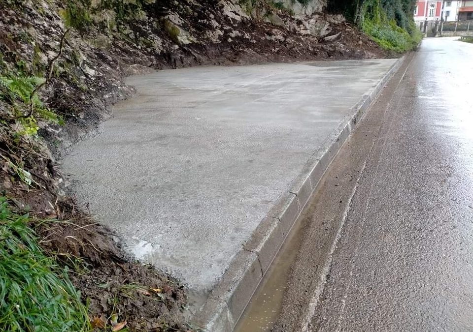 El Ayuntamiento de Llanes regulariza el camino del Llagu Arneru, en Porrúa, y construye una base par…