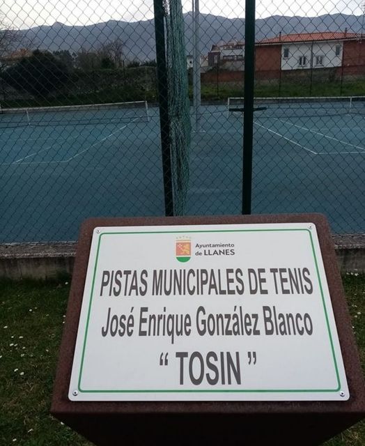 Tras su inauguración, en 2015, las pistas de tenis del polideportivo de Llanes tomaron el nombre del…