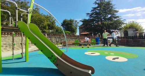 El Ayuntamiento de Llanes concluye la renovación del parque infantil de Andrín….
