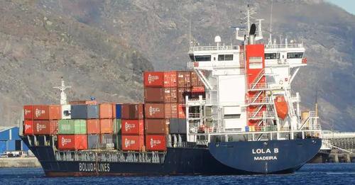 Los contenedores a la deriva afectan a la navegación entre Llanes y el Cabo Peñas